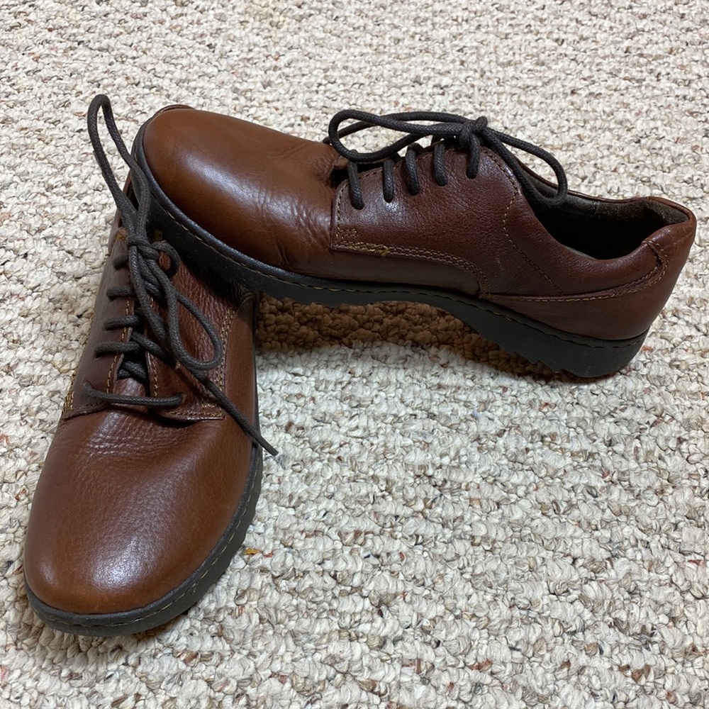 Born womens size 8.5 brown laced sneaker career wear shoes